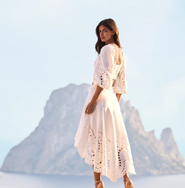 Modelo con vestido blanco de Charo Ruiz frente a Es Vedrà, Ibiza