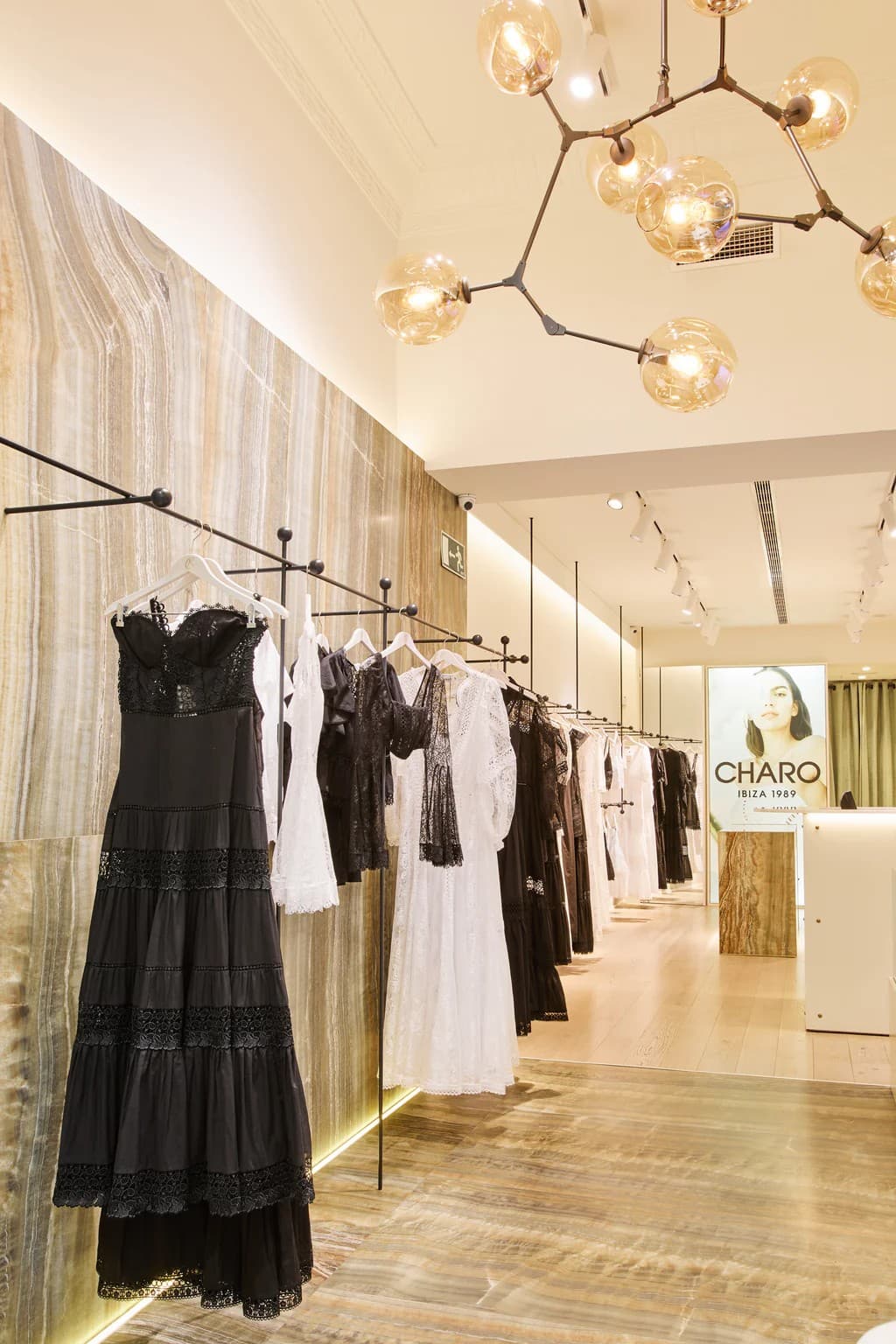 Interior de una boutique Charo Ruiz con perchero de vestidos
