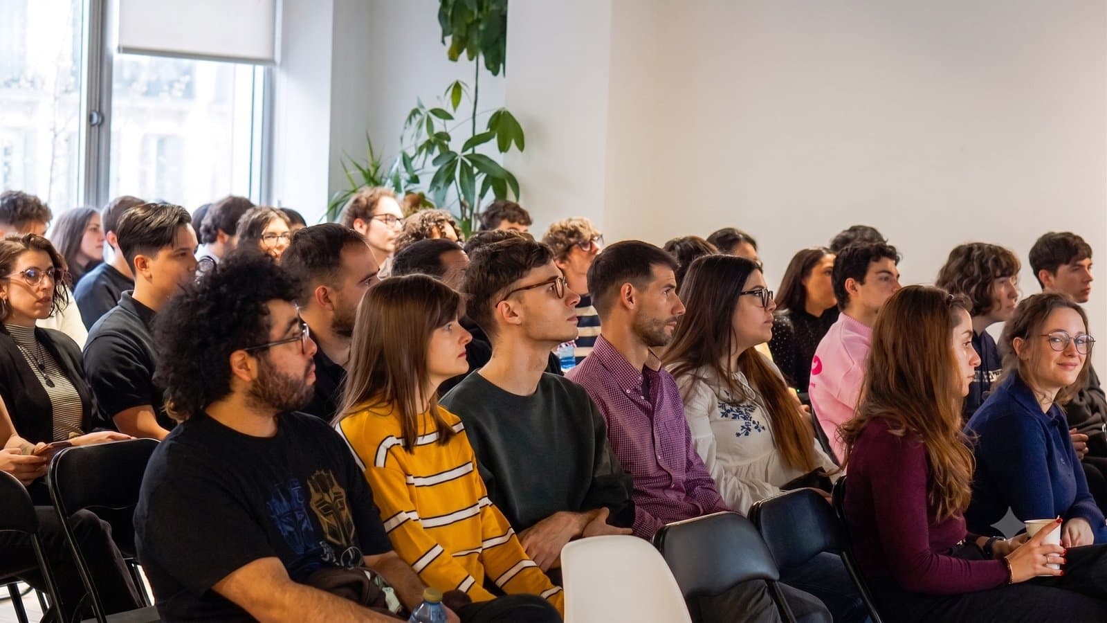 Parte del equipo siguiendo una charla interna desde las primeras filas