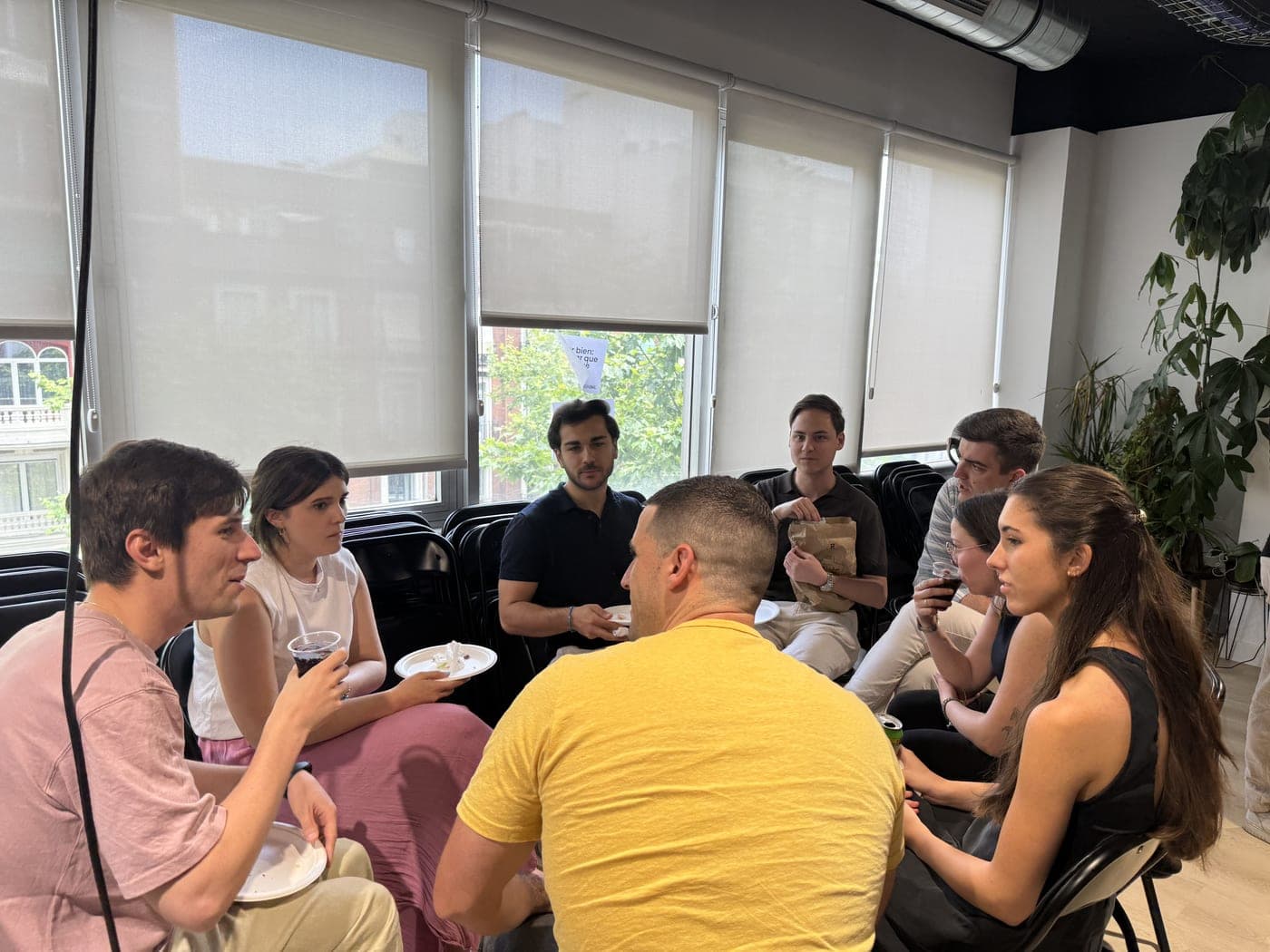 Un grupo de compañeros conversando durante el descanso del global meeting