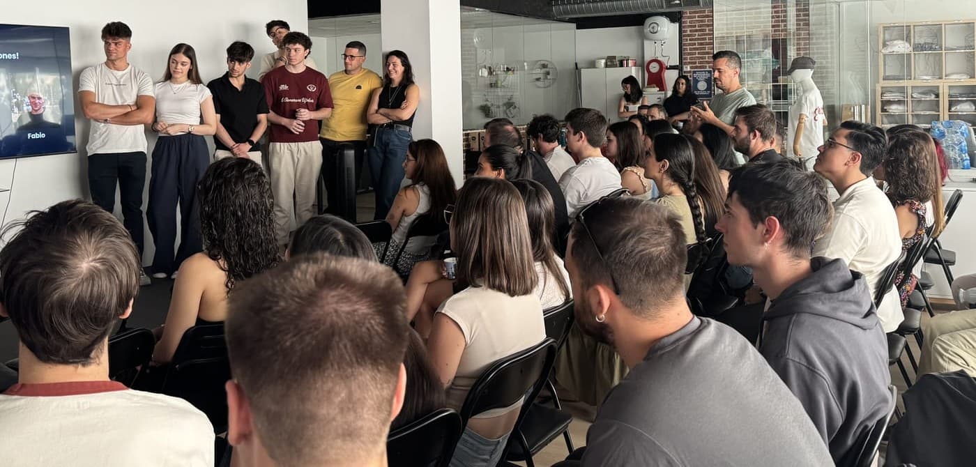 Presentación ante el equipo con la sala llena