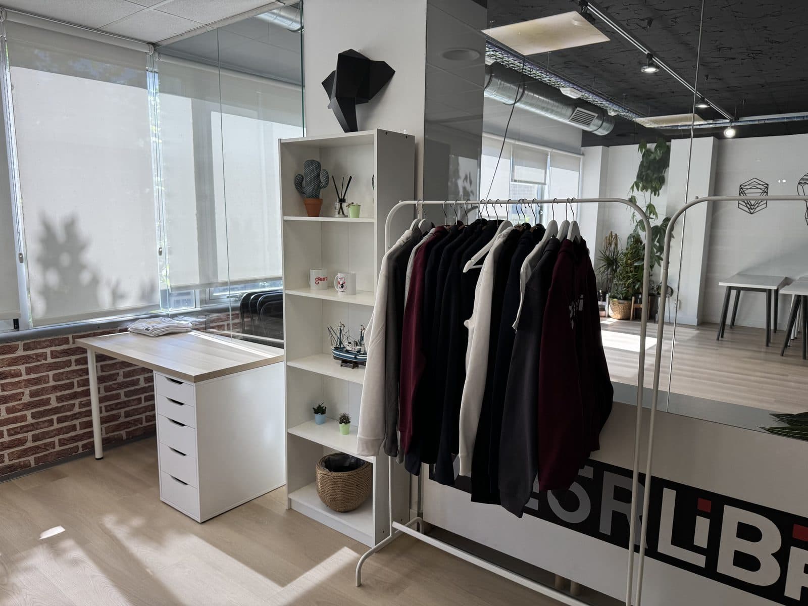 Showroom Gextia — detalle de merchandising