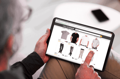 Persona eligiendo productos en un ecommerce
